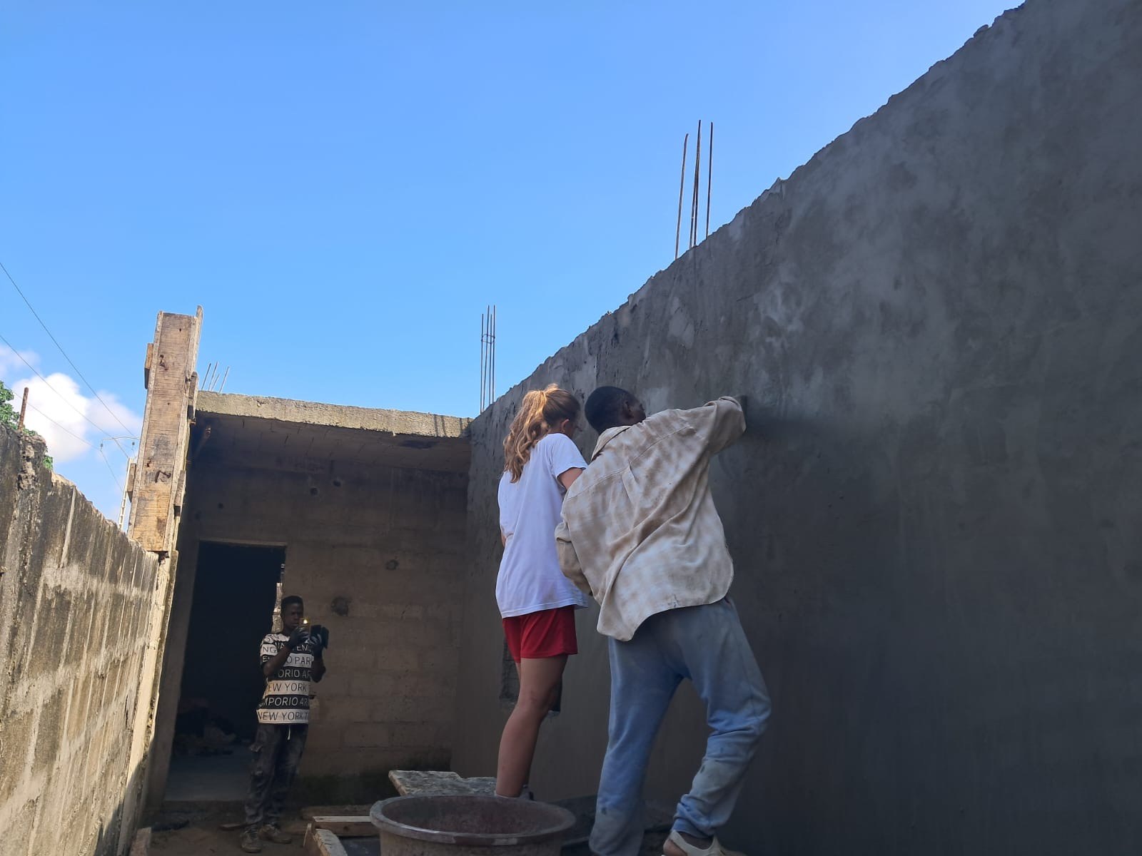 Travaux d’enduit aux côtés d’un professionnel