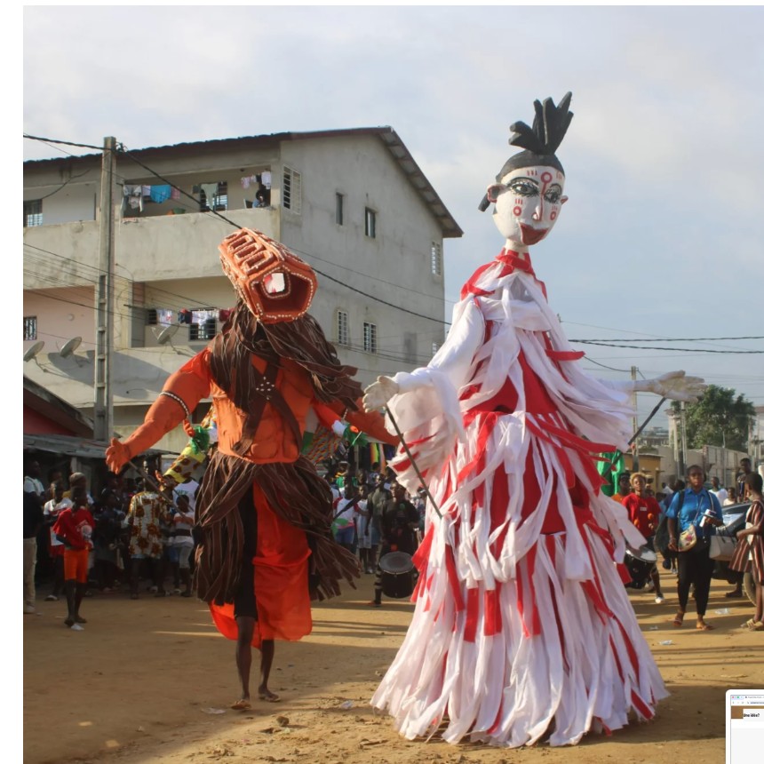 Marionnettes géantes lors d’un spectacle en Côte d’Ivoire
