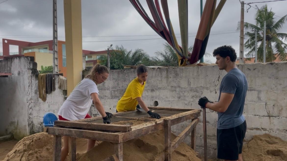 Tamisage du sable sur le chantier